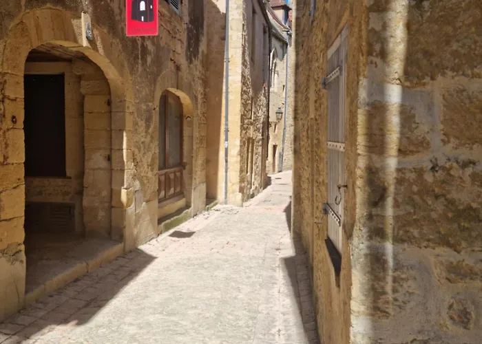 Maisonnette Au Coeur De La Cite Medievale.